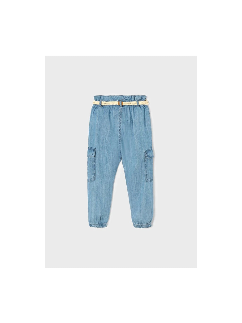Pantalón infantil de mezclilla estilo cargo con bolsillos laterales, elástico en los tobillos y cinturón de cuerda decorativo, ideal para un look cómodo y moderno.