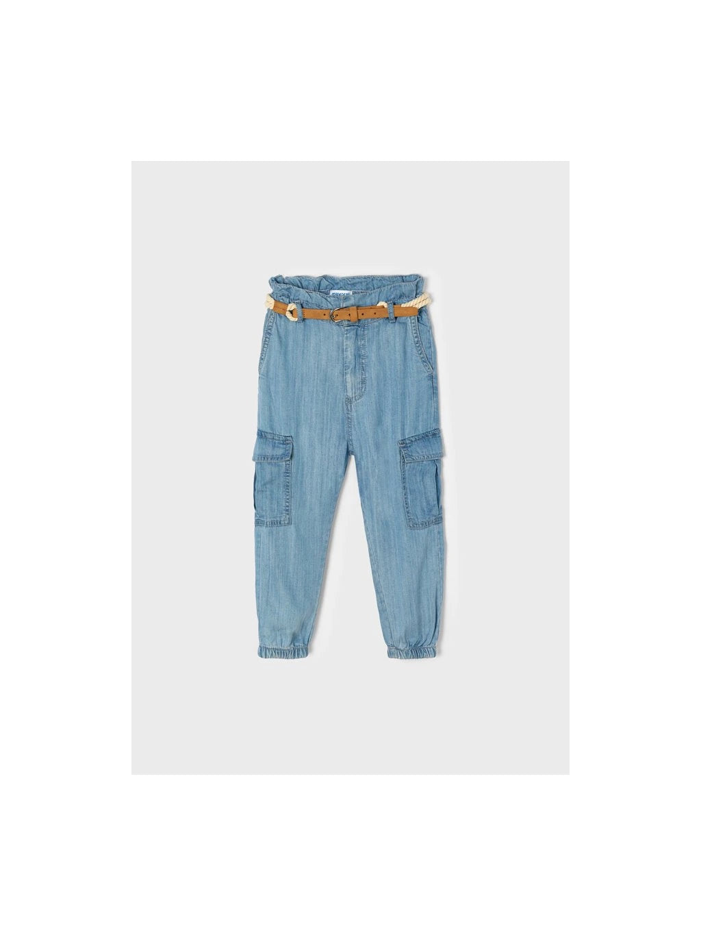 Pantalón cargo infantil en denim ligero con bolsillos laterales y cinturón decorativo de cuerda y cuero sintético. Diseño cómodo con elástico en los tobillos para un ajuste moderno.