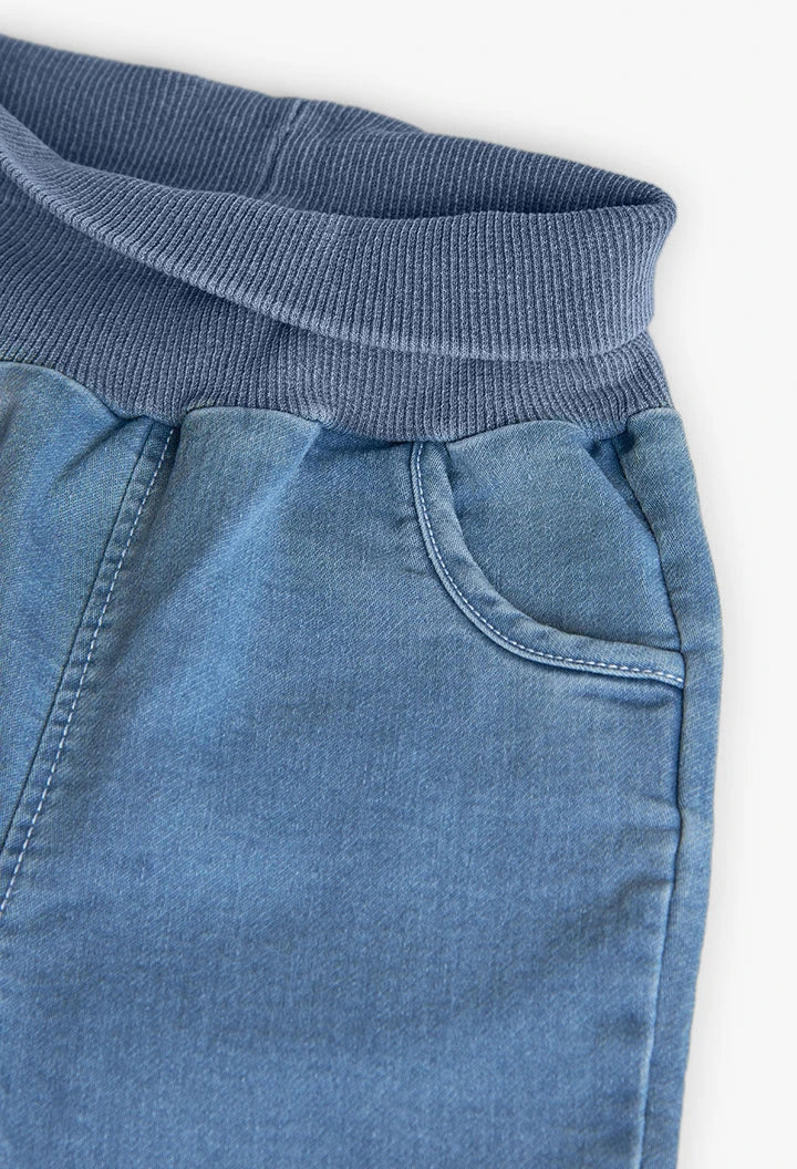 Detalle del pantalón azul claro tipo jogger con pretina elástica de conjunto Boboli