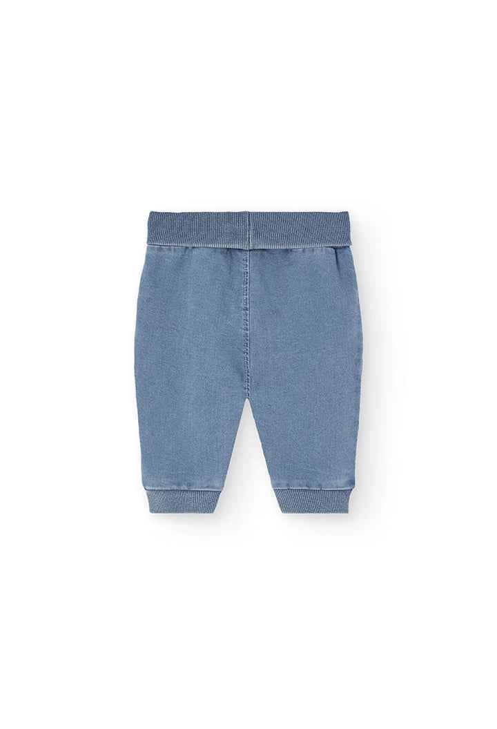 Vista trasera del pantalón azul claro tipo mezclilla del conjunto Boboli