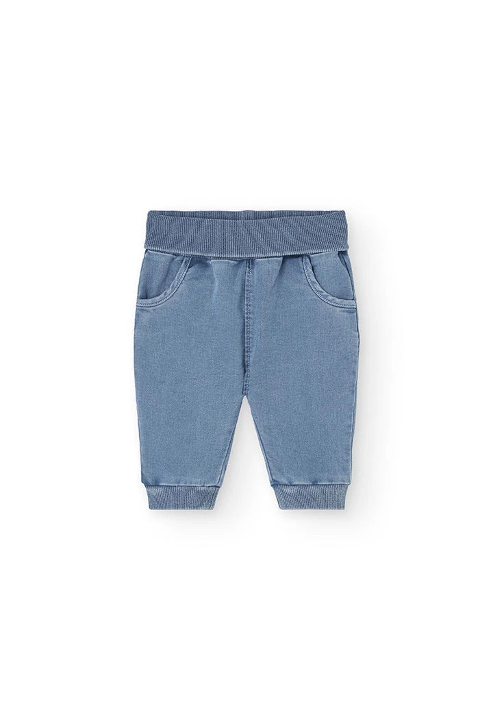 Vista frontal del pantalón azul claro tipo mezclilla con bolsillos del conjunto Boboli