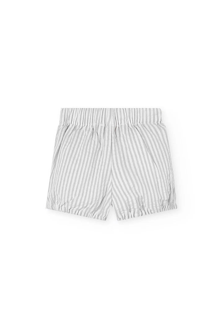Pantalón corto de bebé con rayas verticales grises, pretina elástica y vista trasera.