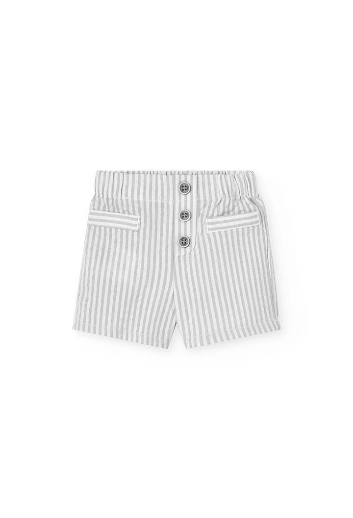 Pantalón corto de bebé con rayas gris claro, botones decorativos y bolsillos frontales.