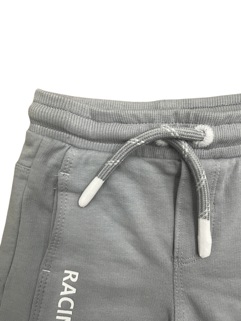 Detalle de la cintura con cordón ajustable del pantalón deportivo gris para niños, ideal para un ajuste perfecto.