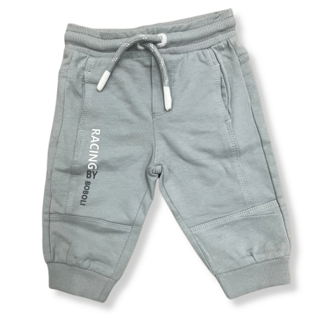 Pantalón deportivo gris para niños, con diseño inspirado en el automovilismo y estampado “Racing by Boboli” en el costado.
