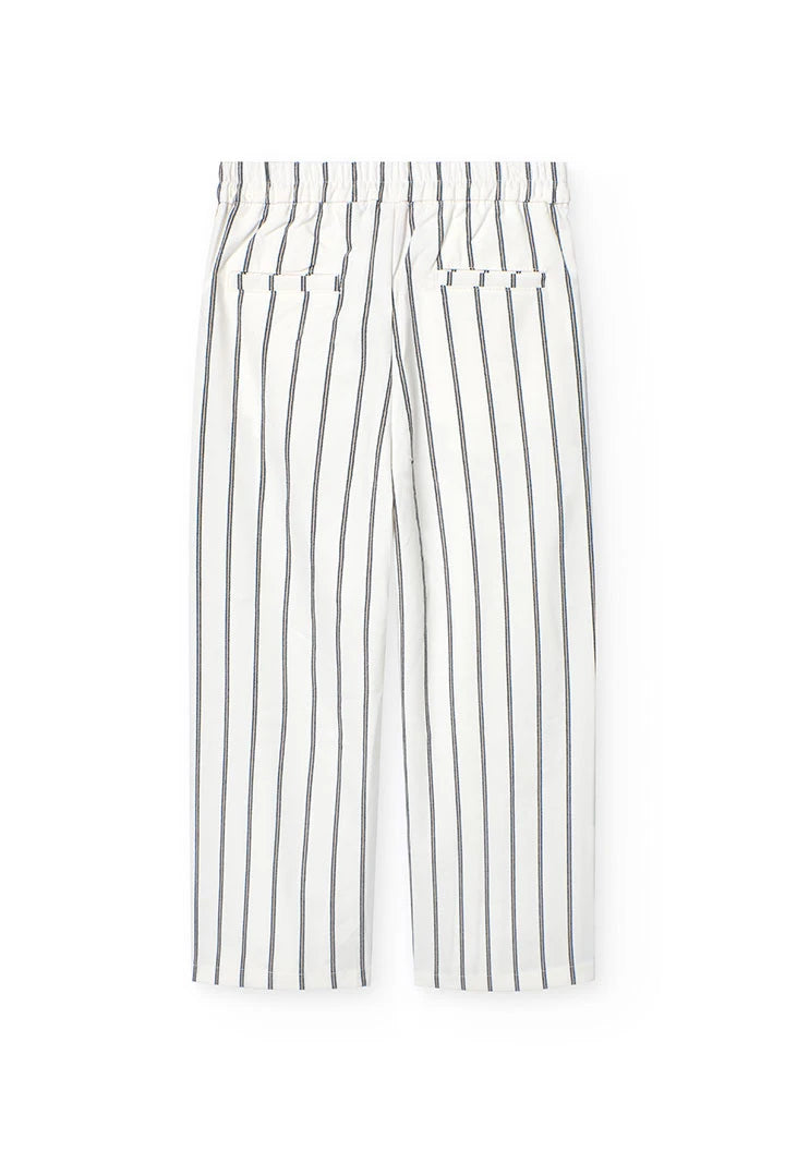 Vista posterior del pantalón rayado con bolsillos decorativos.