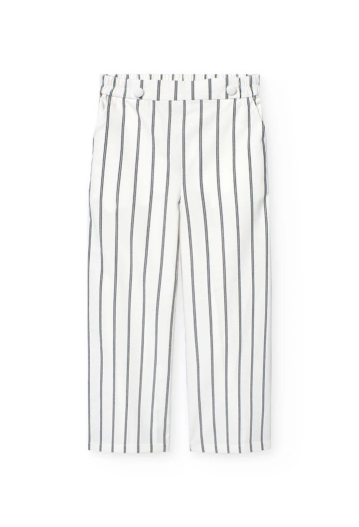 Pantalón blanco con rayas negras verticales para niña, estilo recto.