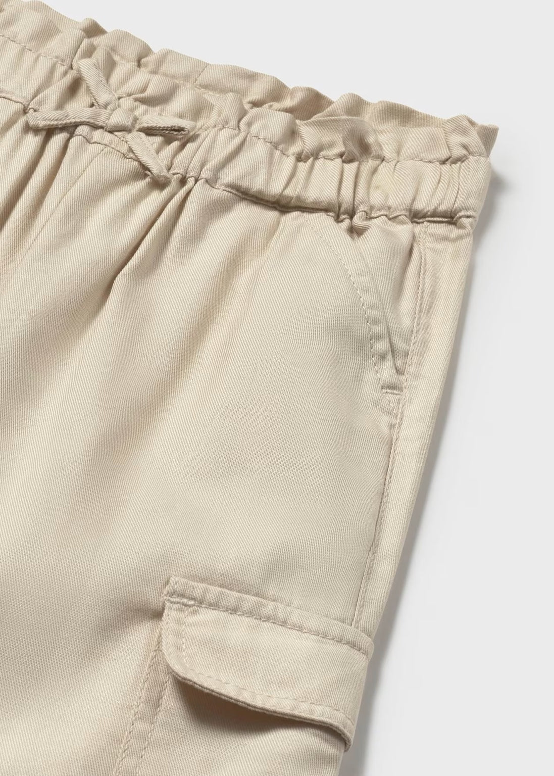 Detalle de la textura y confección del pantalón en color sepia para niña de Mayoral.