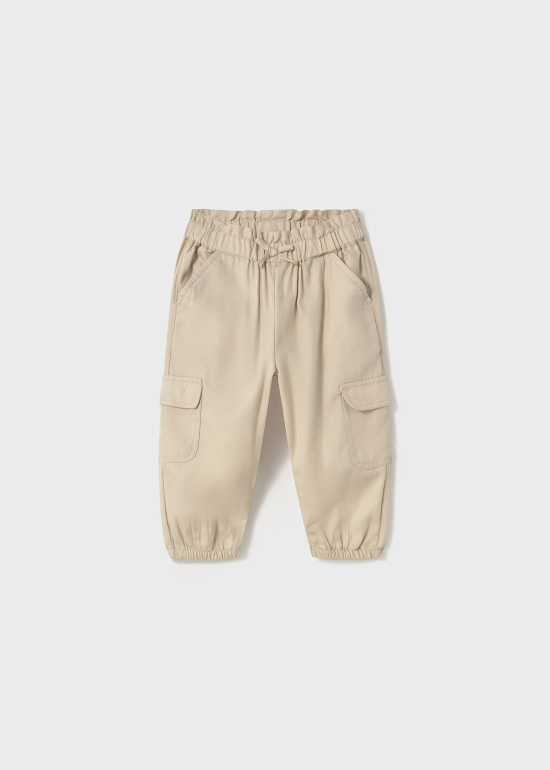 Pantalón en color sepia para niña, diseño cómodo y versátil de Mayoral.