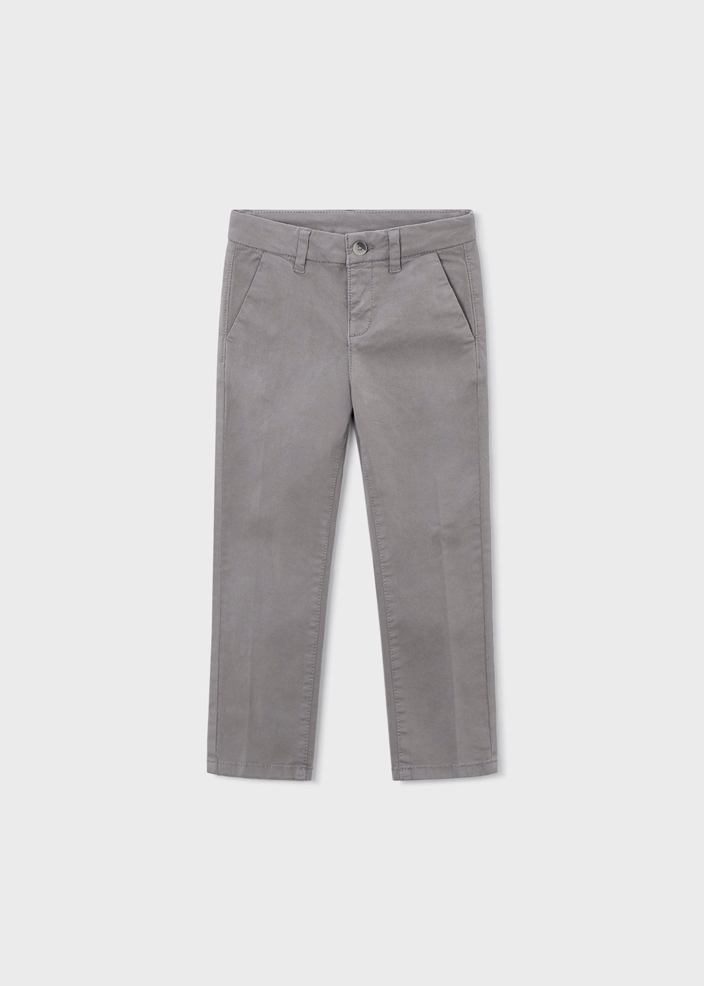 Vista frontal de un pantalón chino de sarga color gris para niño, marca Mayoral.