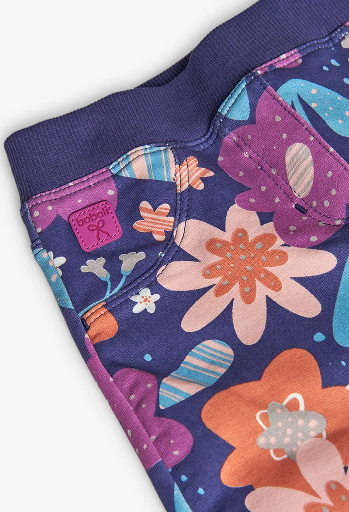 Detalle de la cintura elástica y el estampado de unos leggings florales para niña, marca Boboli.