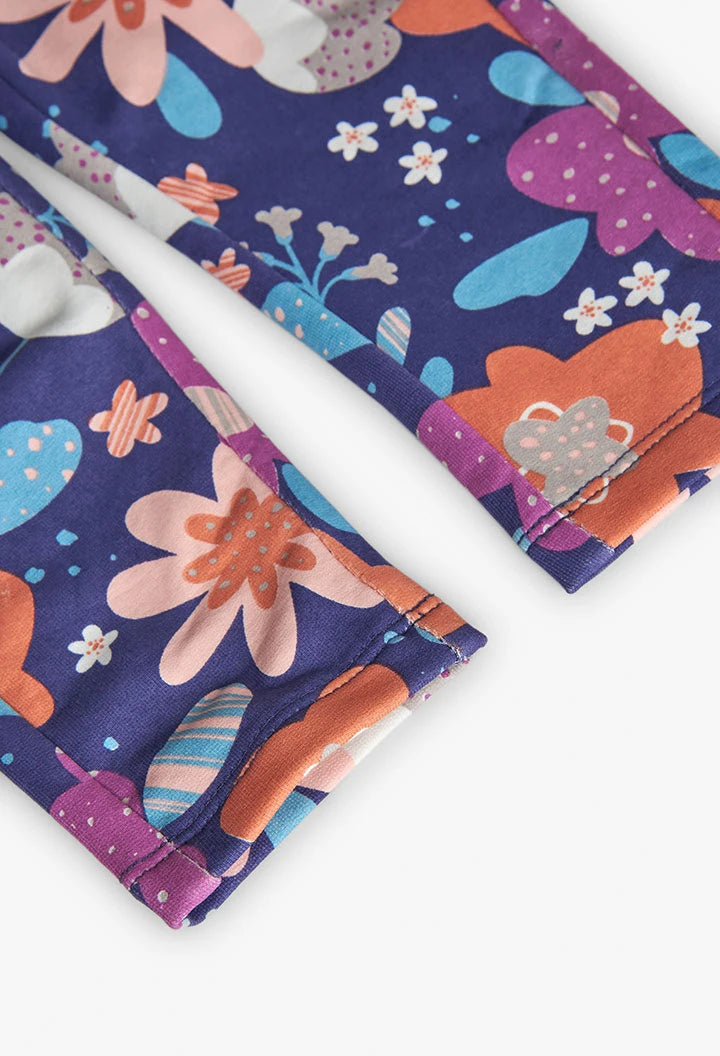 Primer plano de las flores bordadas con textura y el olán con bordado suizo en una sudadera rosa, marca Boboli.