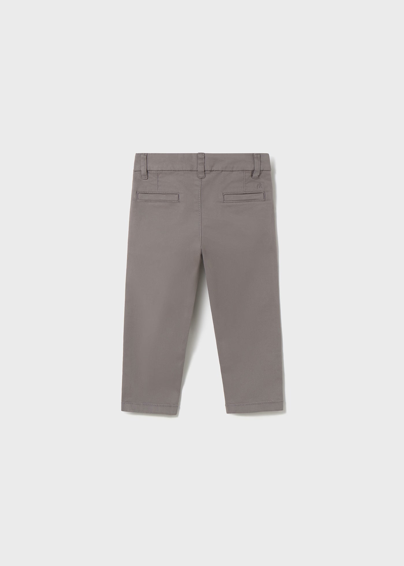 Vista trasera del pantalón chino color gris para niño.
