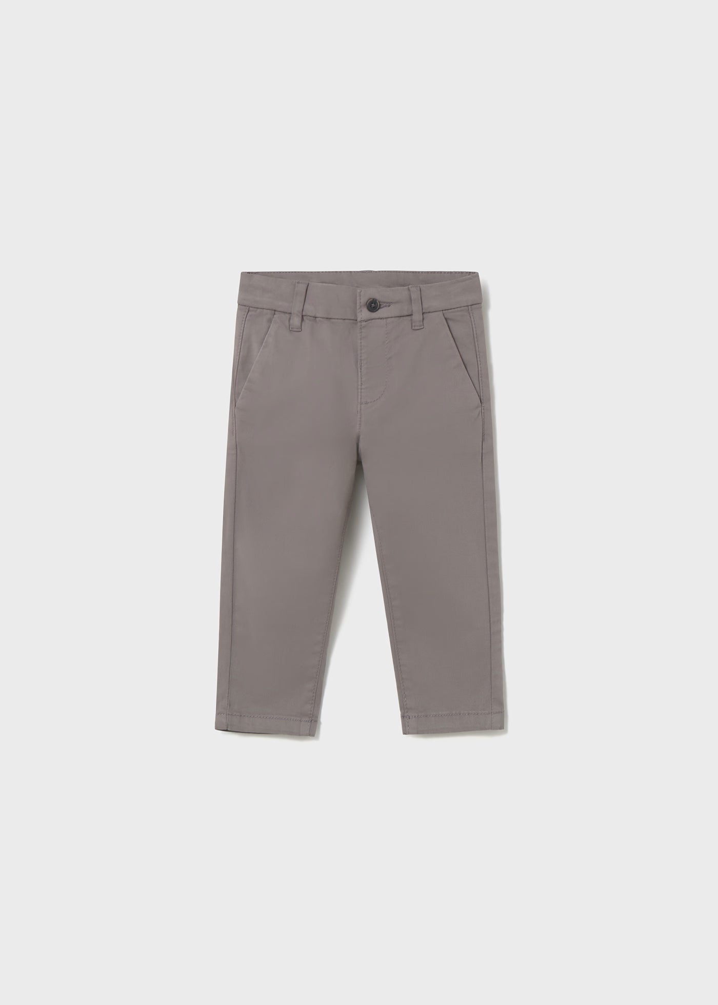 Vista frontal de un pantalón chino de sarga color gris para niño, marca Mayoral.
