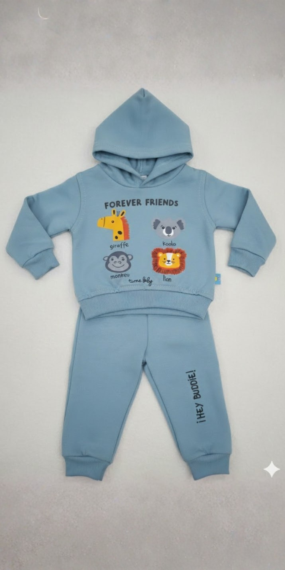 Vista frontal de un conjunto deportivo de felpa para bebé en color azul, compuesto por una sudadera con capucha con estampado de animales ("jirafa, koala, mono, león") y un pantalón jogger a juego.