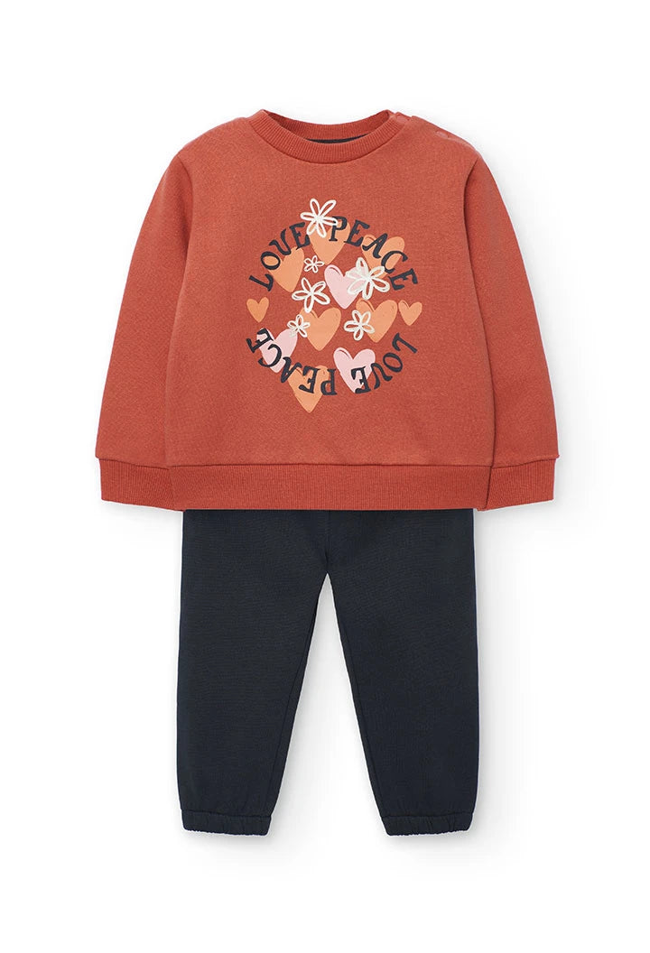 Vista frontal de un conjunto para niña de sudadera color teja con estampado "Love & Peace" y pantalón jogger oscuro, marca Boboli.