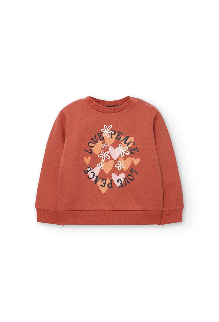 Vista frontal de la sudadera de felpa color teja para niña, con un estampado circular de "Love & Peace", corazones y flores.