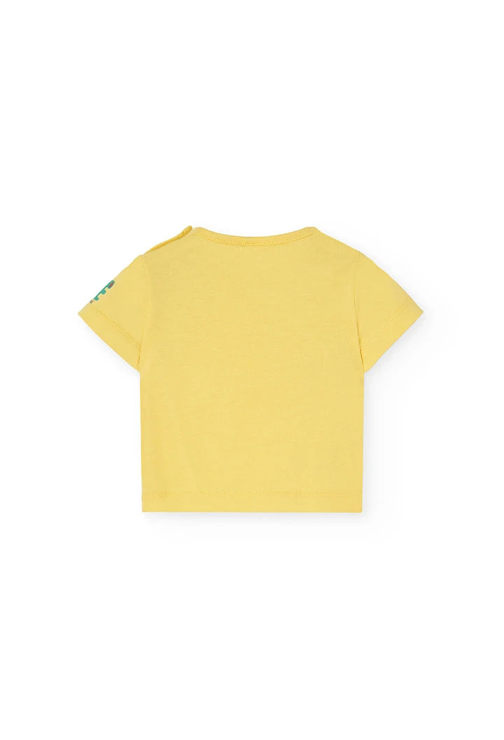 Detalle de la camiseta amarilla de algodón para bebé vista desde la parte posterior.