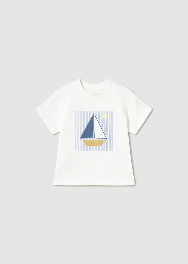 Camiseta blanca de manga corta para bebé con estampado de un barco de vela sobre un fondo de rayas azules, ideal para un look náutico y fresco.