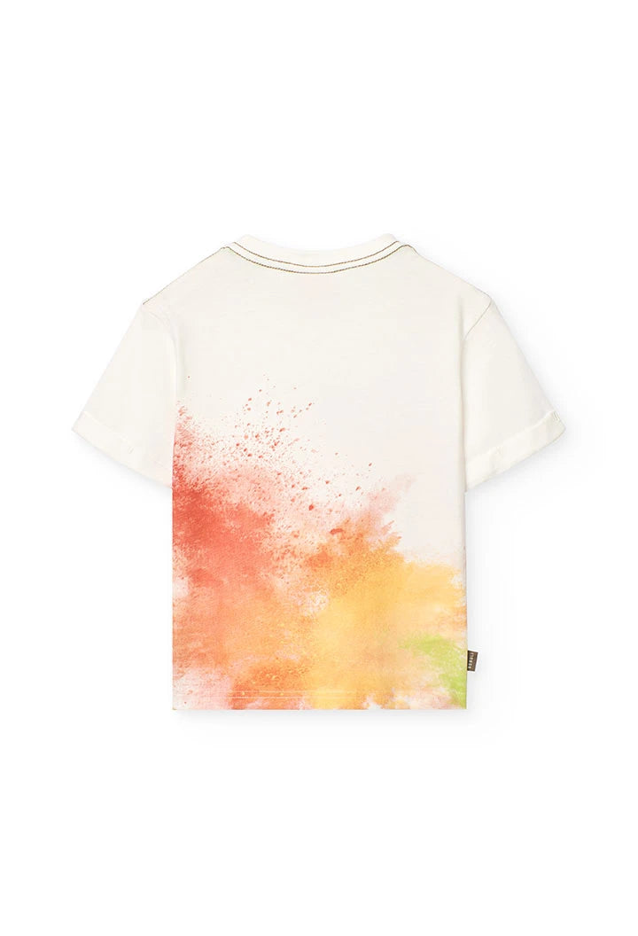 Parte trasera de playera blanca con estampado de efecto polvo de colores en tonos rojos, naranjas y amarillos.