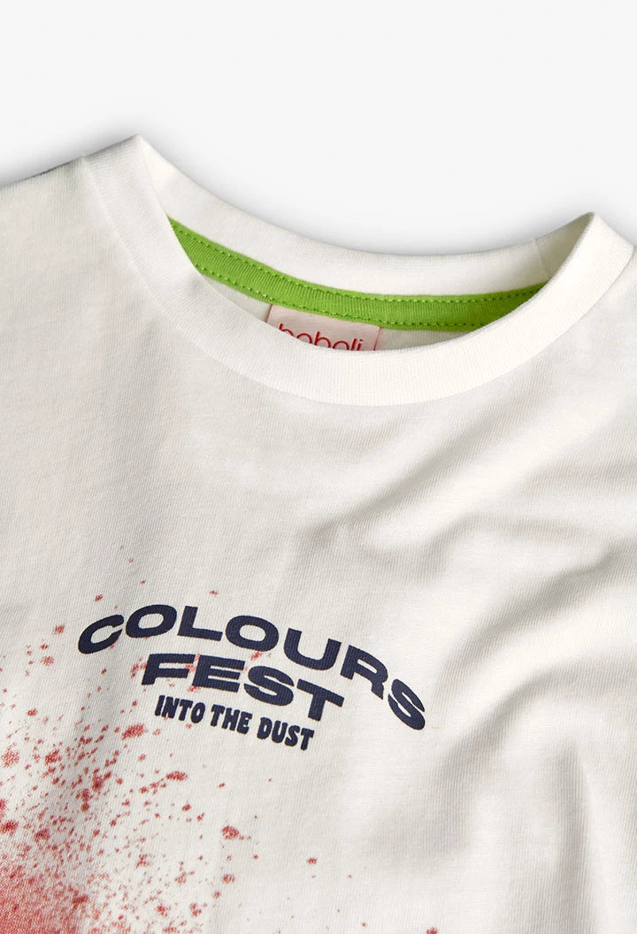 Detalle del estampado en la parte frontal de la playera con diseño de festival de colores y letras en tono oscuro.