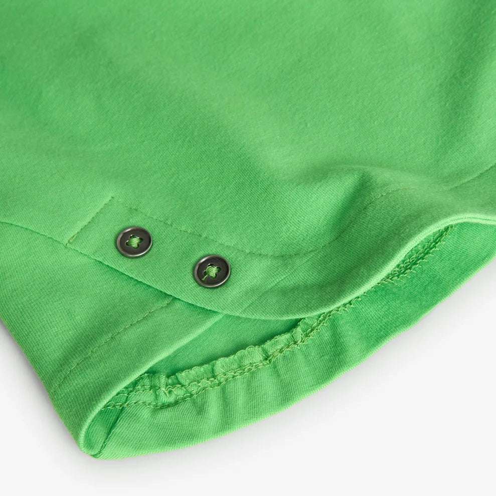 Detalle de la sudadera verde infantil Boboli con botones laterales para mejor ajuste y comodidad. Tela de algodón suave y diseño funcional para niñas.