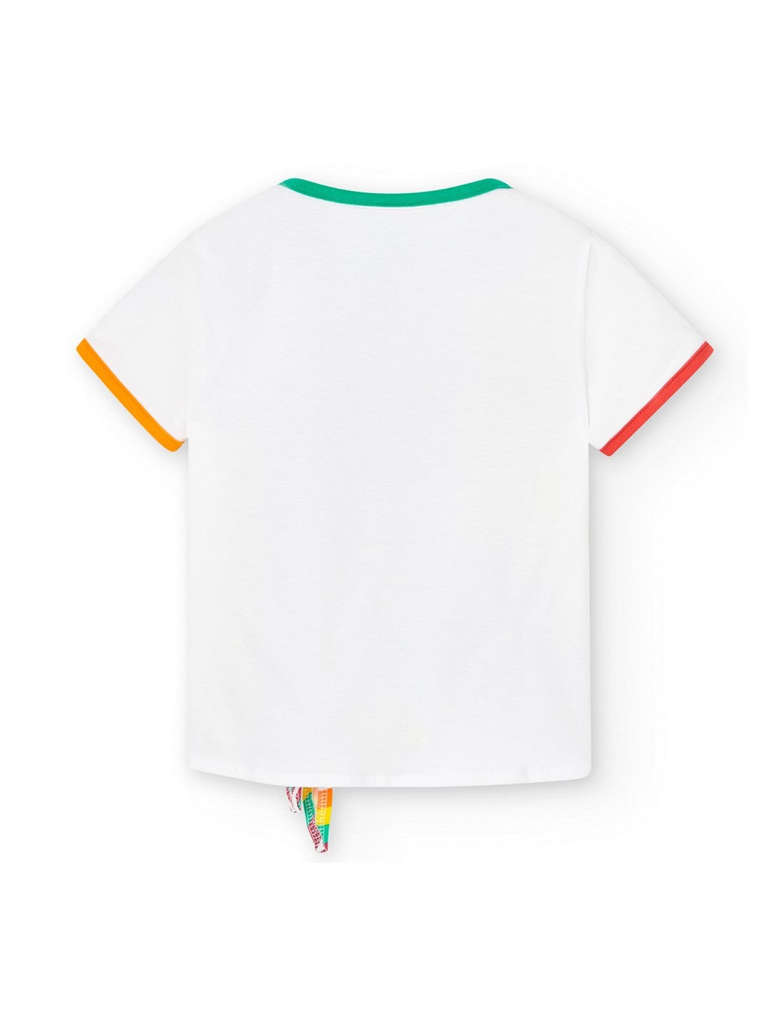 Parte trasera de playera blanca de Boboli con detalles de color en los bordes de las mangas y cuello verde.