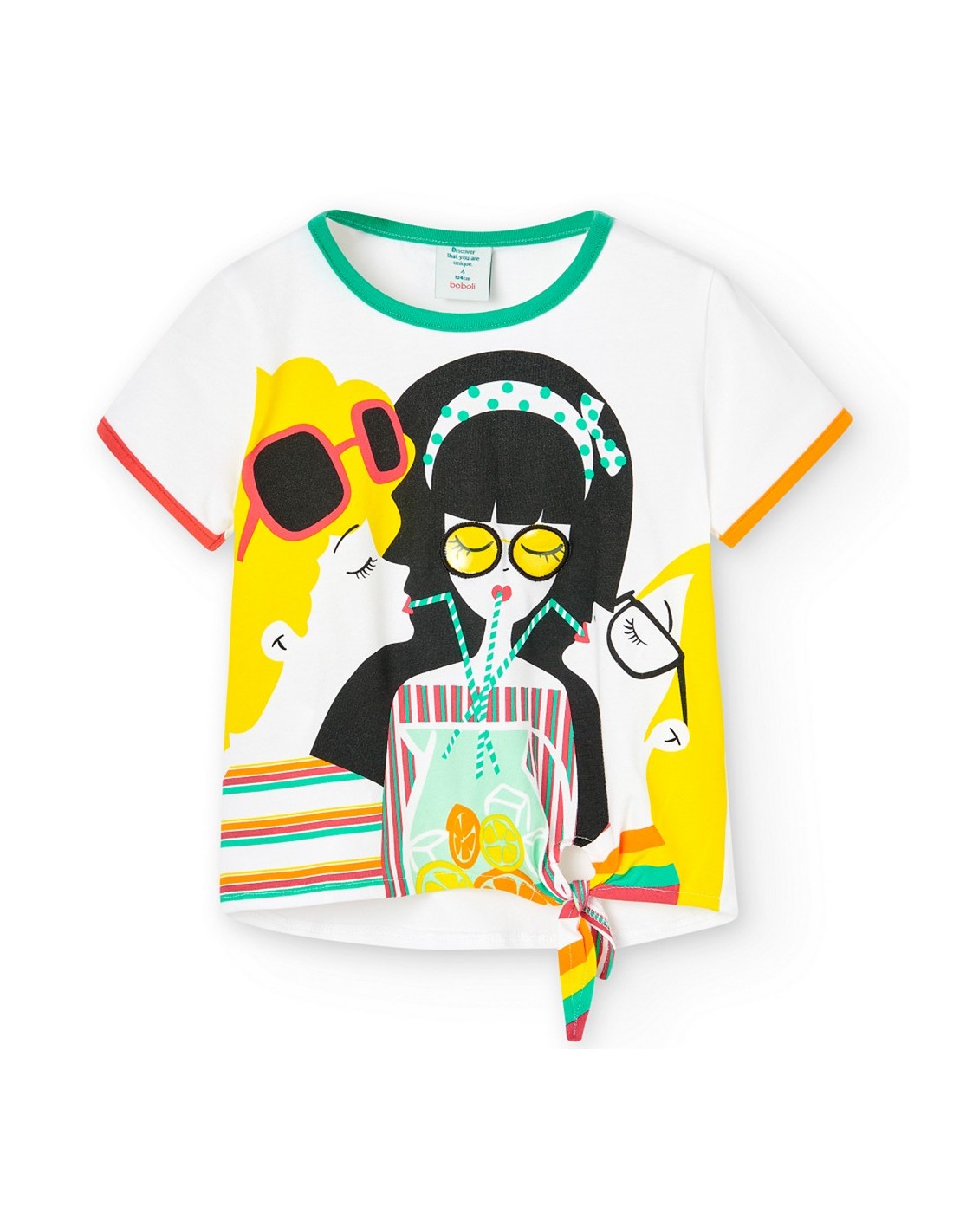 Playera blanca de Boboli con estampado gráfico de tres chicas con gafas de sol, colores vibrantes y detalle anudado en la parte inferior.