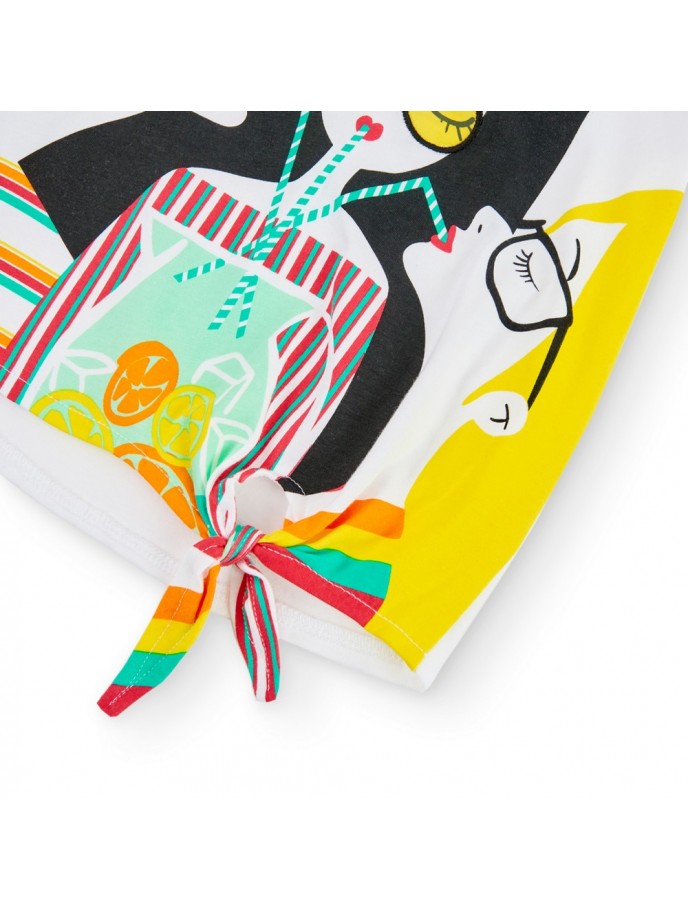 Detalle del nudo en el dobladillo de una playera blanca de Boboli con estampado gráfico colorido de rostros femeninos y limonada.