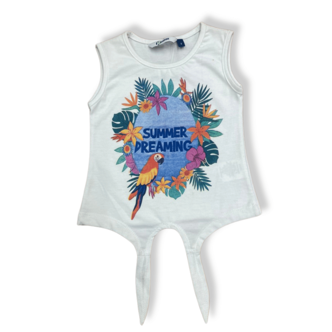 Blusa infantil sin mangas en color blanco con estampado tropical de un loro rodeado de flores y la frase “SUMMER DREAMING”. Diseño con corte asimétrico en la parte inferior para un look moderno y fresco.