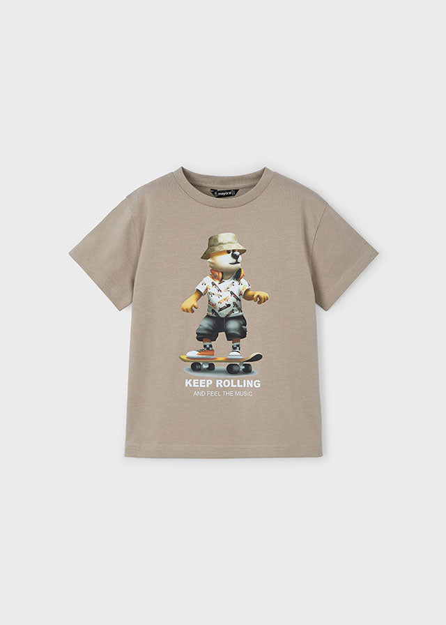 Playera infantil beige de Mayoral con diseño de perro skater, manga corta y cuello redondo.