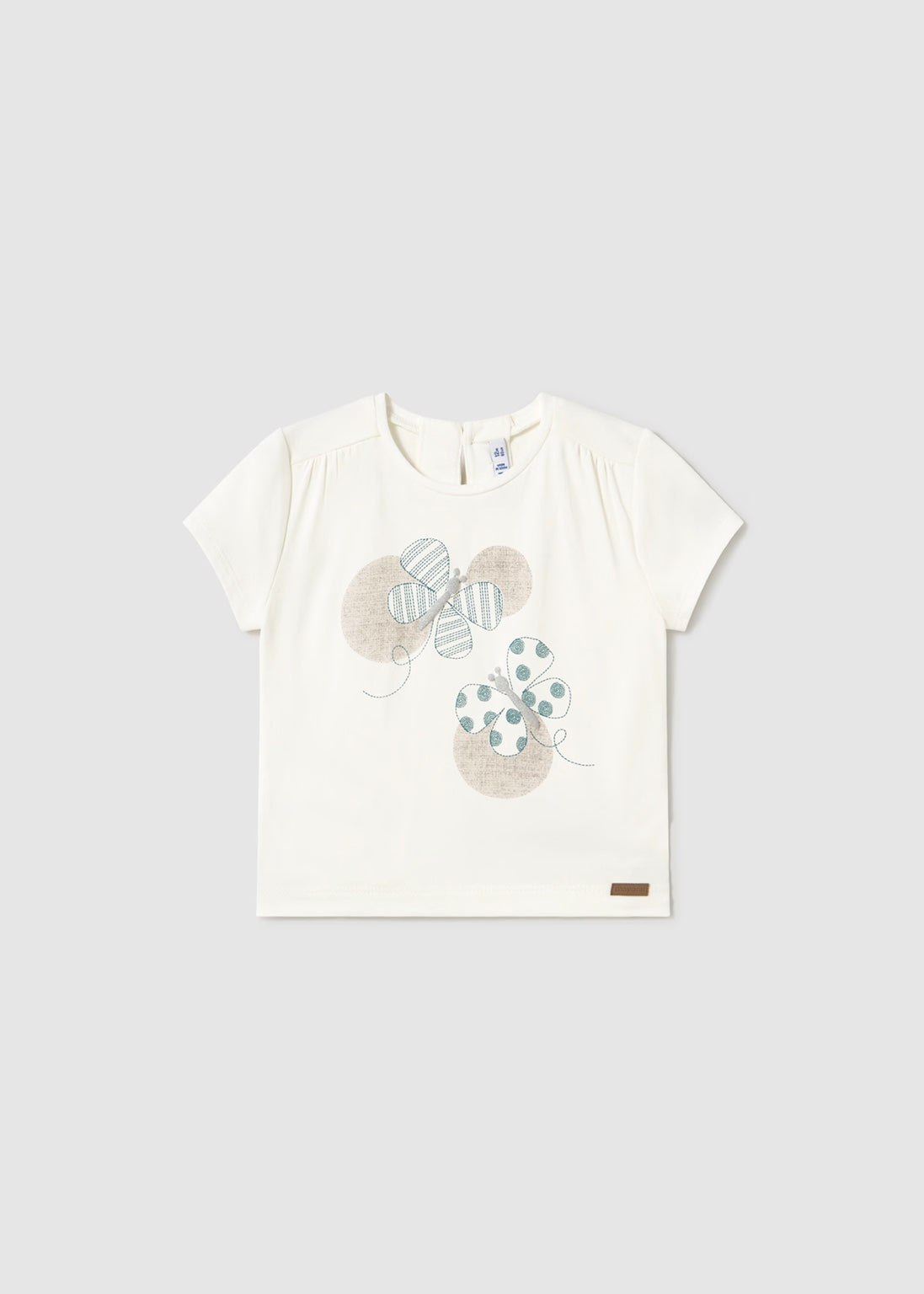 Playera de manga larga en color hueso con estampado de mariposas en tonos pastel de la marca Mayoral.