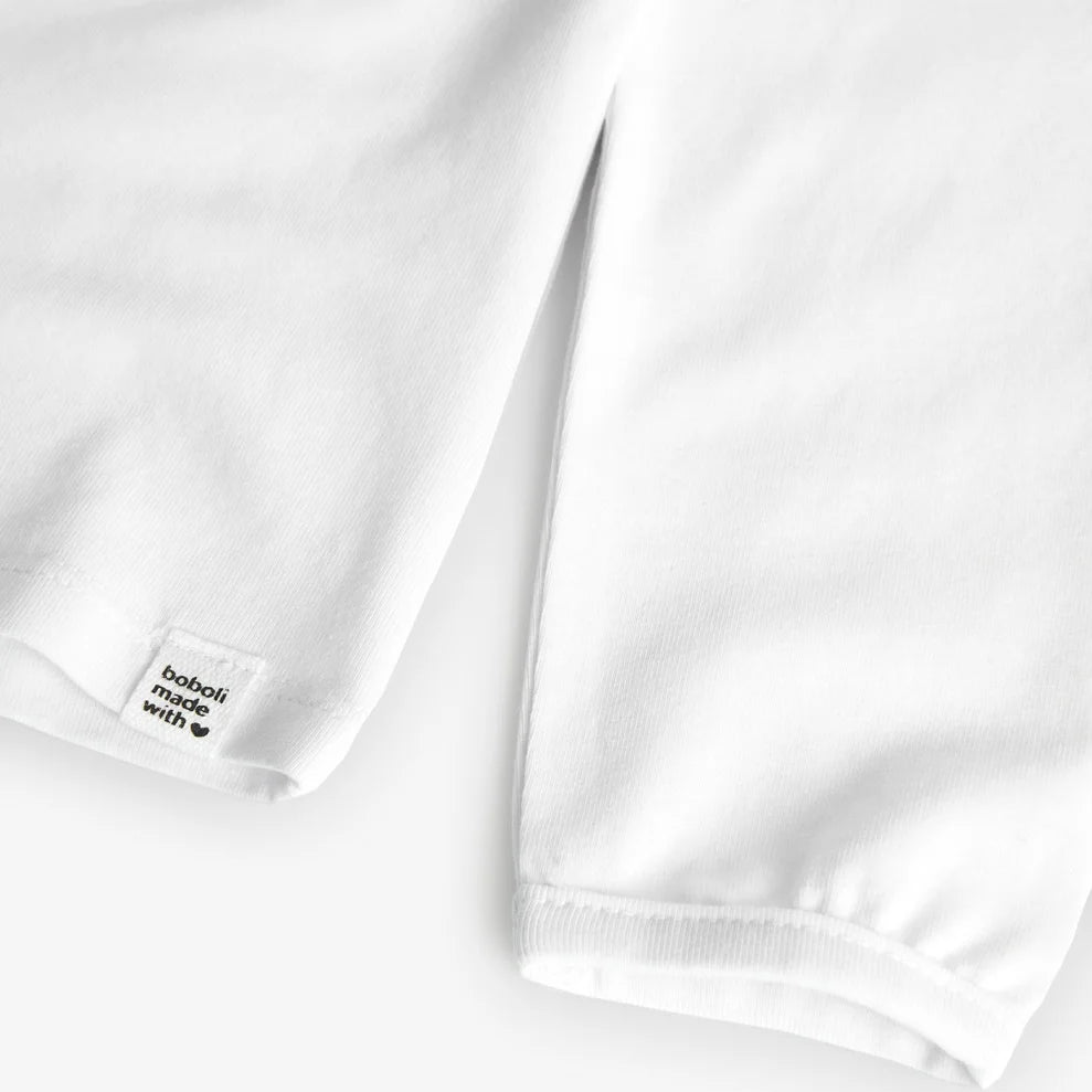 Detalle de la manga con elástico y etiqueta “Boboli made with love” en la parte inferior de la playera blanca