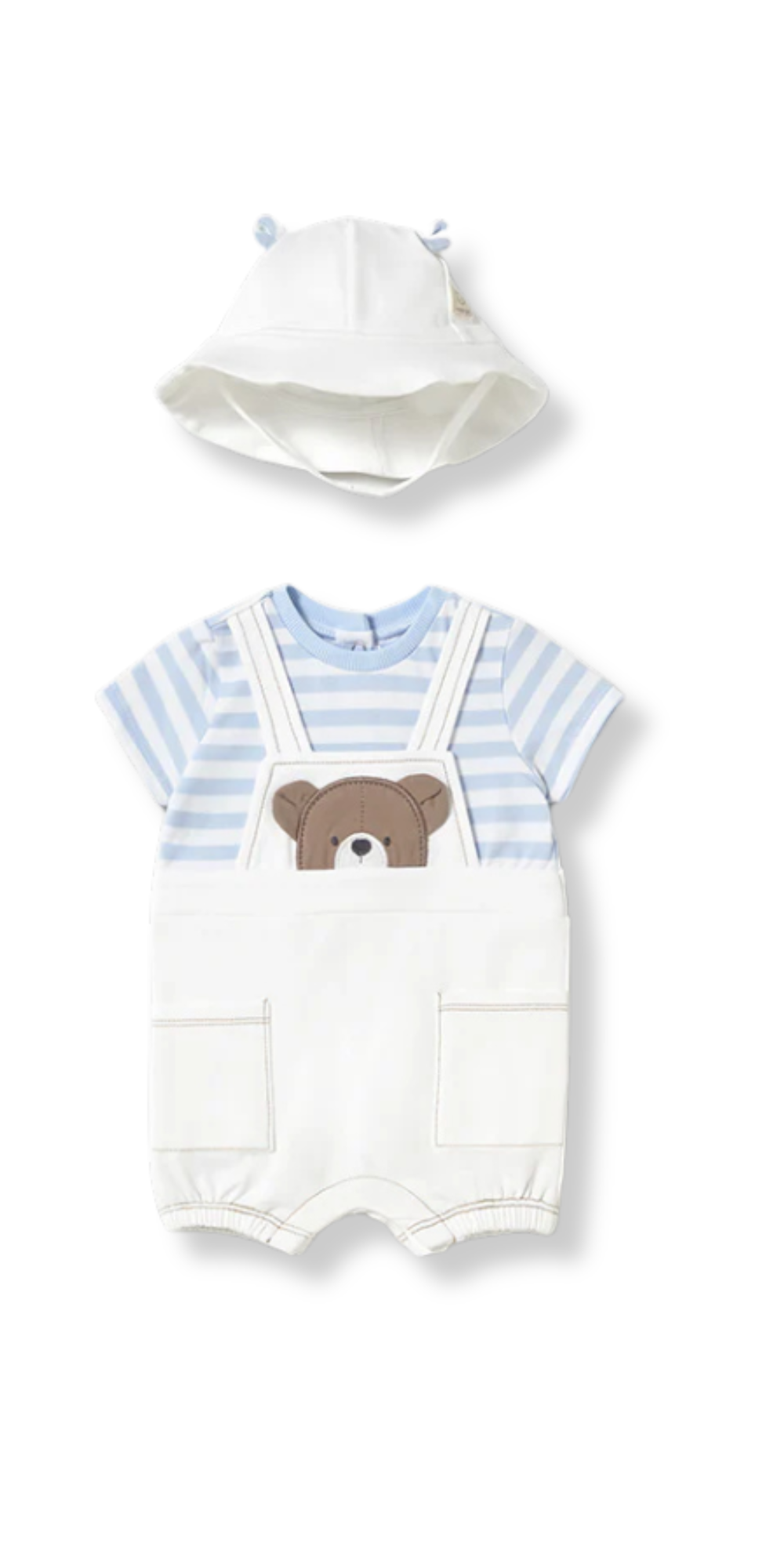 Conjunto para bebé compuesto por un enterizo blanco con tirantes y un tierno bordado de osito en el pecho, acompañado de una camiseta de rayas azul y blanca. Incluye un gorro blanco con pequeñas orejitas, ideal para un look adorable y cómodo.