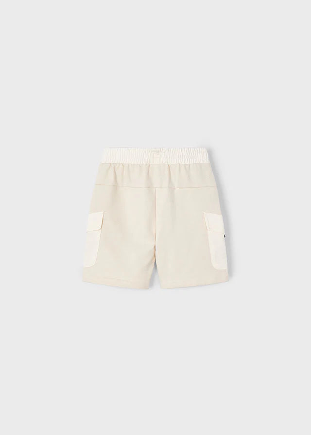 Vista trasera de la playera infantil Mayoral en color beige, diseño minimalista y casual.