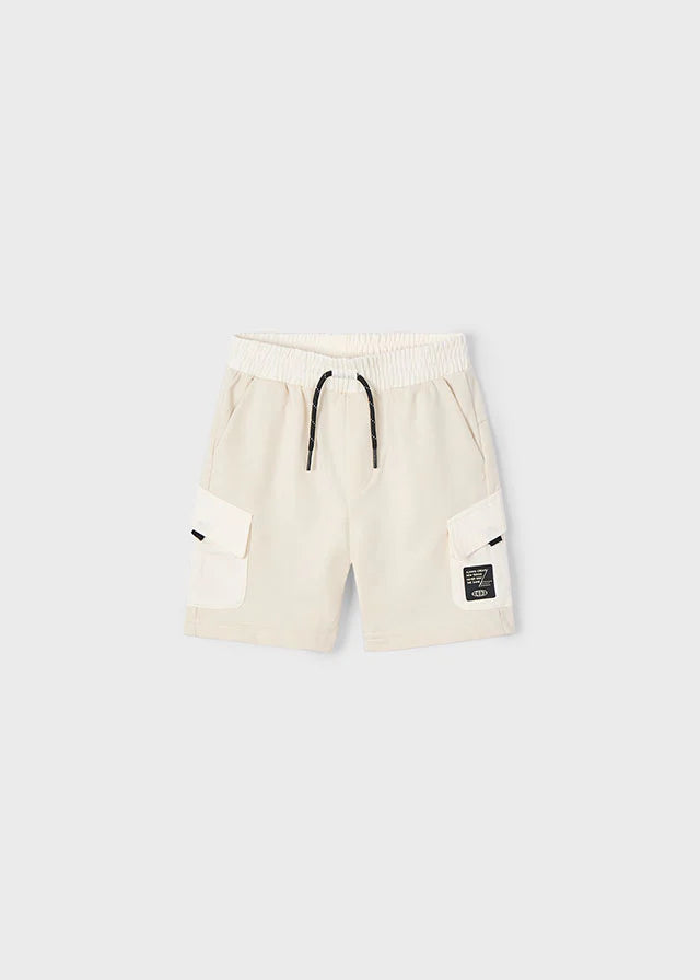 Shorts beige Mayoral con cintura ajustable, bolsillos laterales y detalle de etiqueta en pierna.