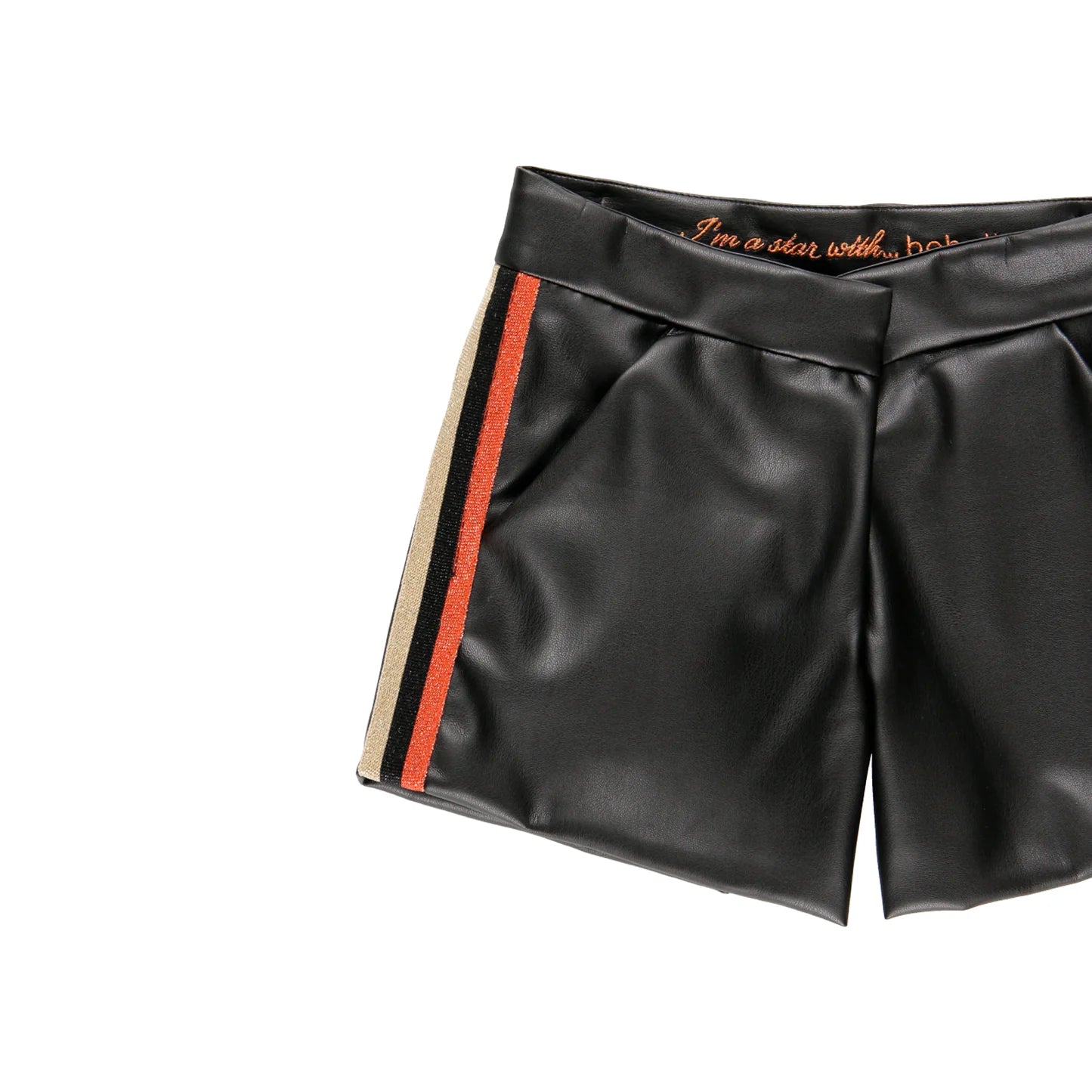 Detalle lateral del short Boboli con franjas brillantes naranja, dorado y negro.