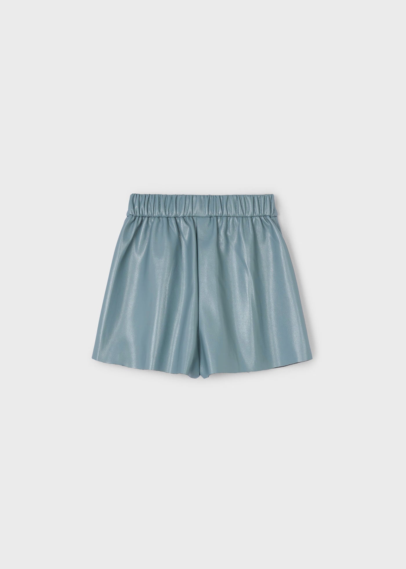 Vista trasera del short de polipiel azul para niña, mostrando la cintura elástica.