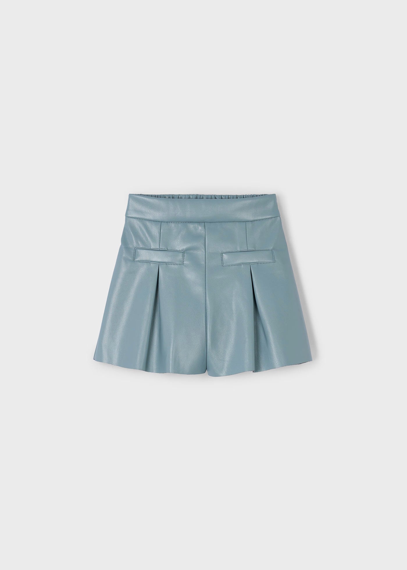 Vista frontal de un short de polipiel color azul para niña, con pinzas y bolsillos decorativos, marca Mayoral.