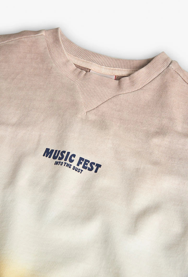 Primer plano del cuello y estampado “Music Fest Into the Dust” en la sudadera beige y amarillo de Boboli.