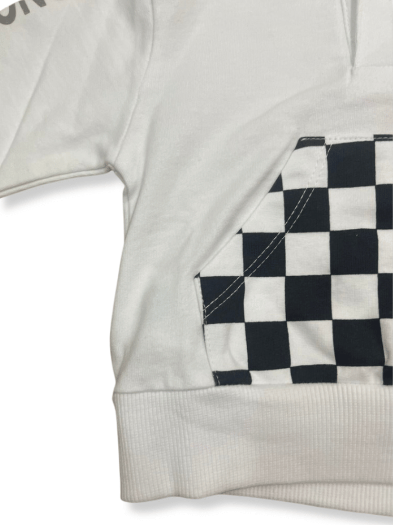 Detalle del bolsillo con diseño de cuadros tipo bandera de carreras en la sudadera racing para niños.
