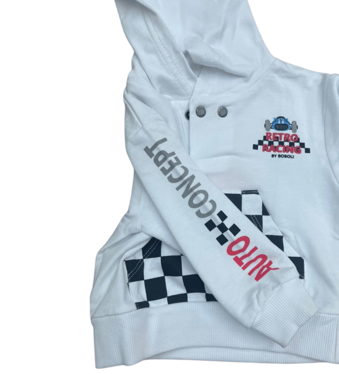 Detalle de la manga de la sudadera racing para niños, con texto “Auto Concept” y diseño automovilístico.