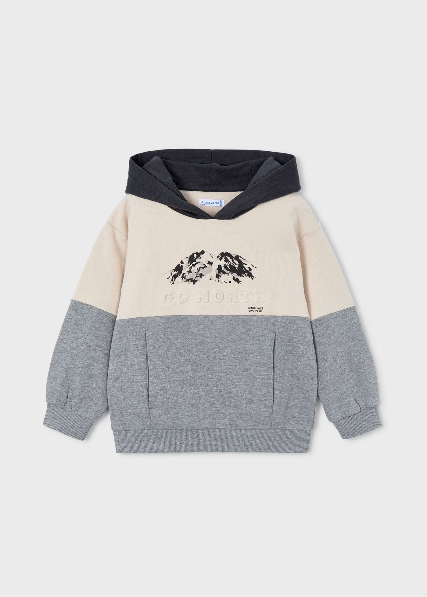 Vista frontal de una sudadera con capucha para niño, con diseño de bloques de color y un estampado de montañas con texto en relieve, marca Mayoral.
