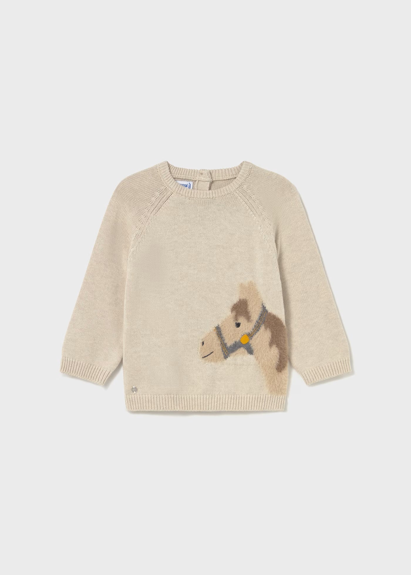 Vista frontal de un suéter de punto color avena para niño con el gráfico de un caballo con textura, marca Mayoral.