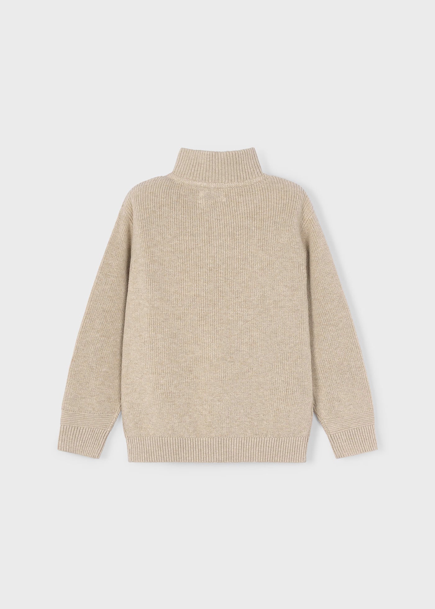 Vista trasera del suéter de punto canalé color beige para niño.