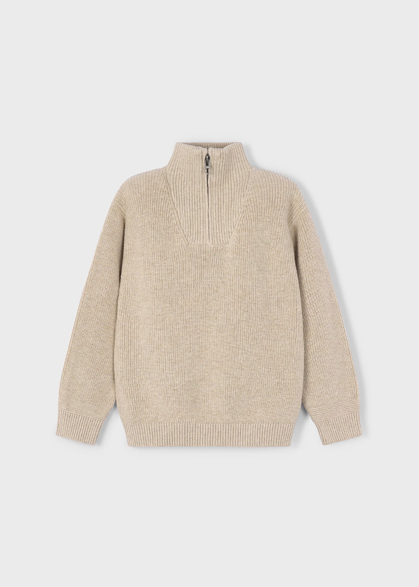 Vista frontal de un suéter de punto canalé color beige para niño, con cuello alto y medio cierre de cremallera, marca Mayoral.