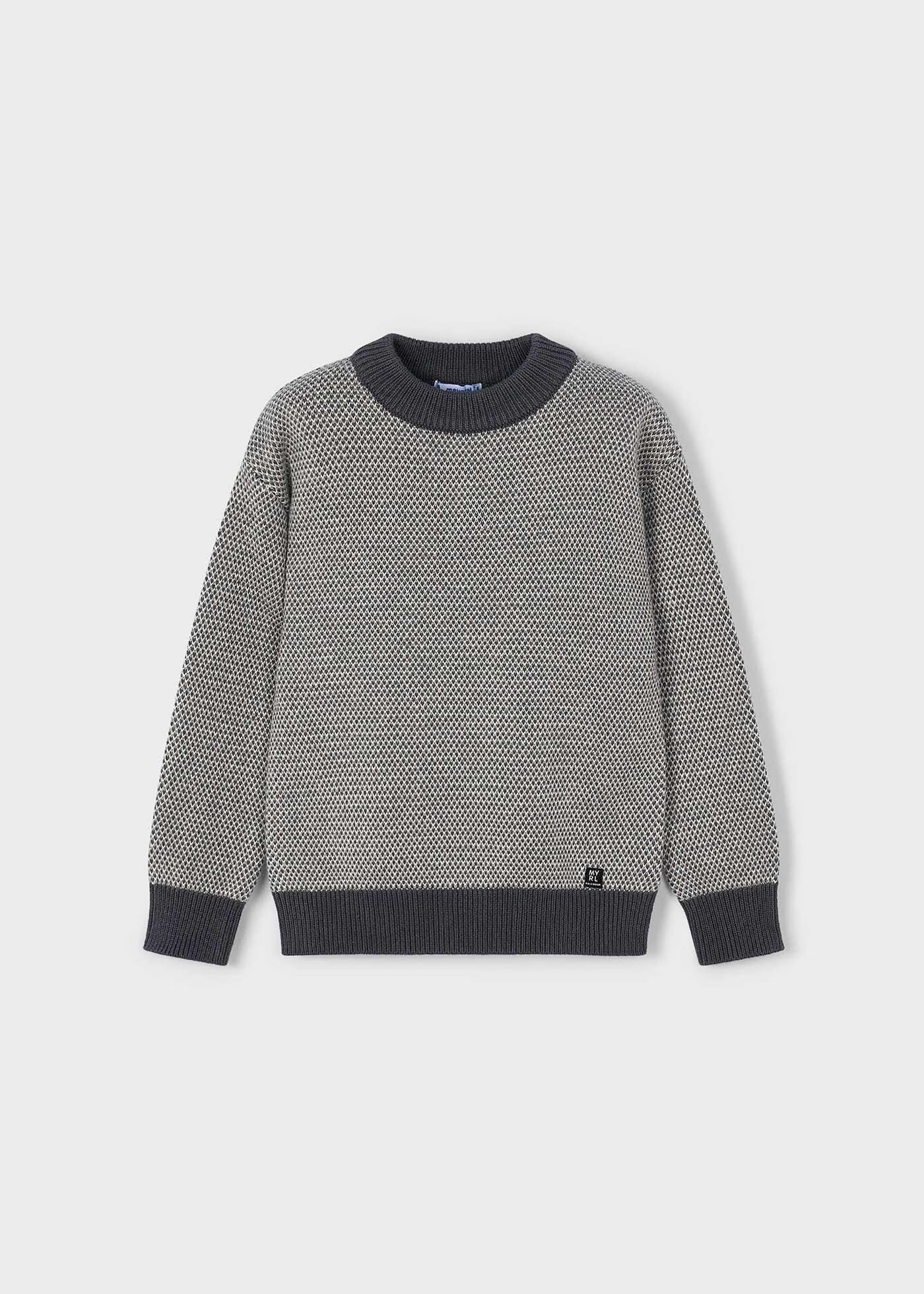 Vista frontal de un suéter de punto para niño, con textura bicolor en gris claro y oscuro, y detalles a contraste, marca Mayoral.