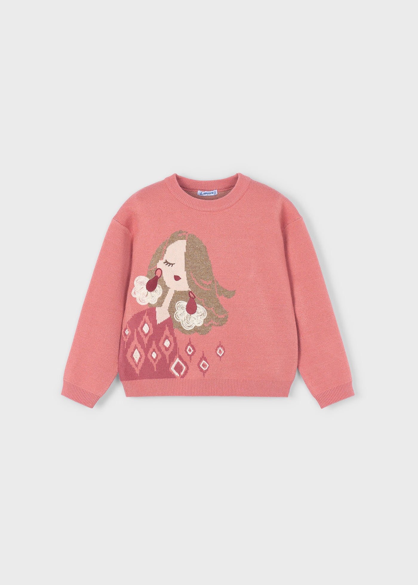 Vista frontal de un suéter de punto color rosa para niña, con el dibujo de una muñeca con pelo brillante y detalles de rombos, marca Mayoral.