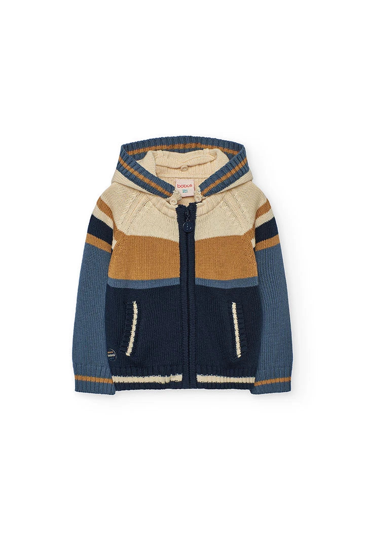 Vista frontal de un suéter de punto para niño con capucha y bloques de color azul, ocre y beige, marca Boboli.
