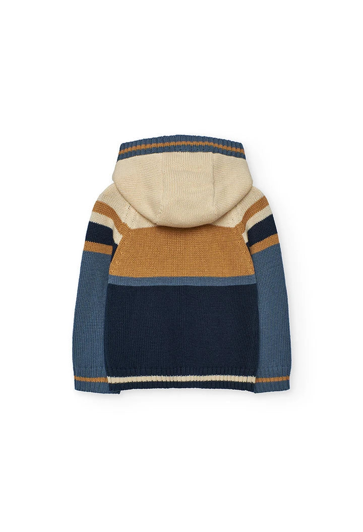 Vista trasera del suéter de punto con capucha para niño, mostrando el diseño de bloques de color, marca Boboli.
